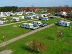 Campingplatz Silbermöwe: Aussenfoto Luftbild mit über die Stellplätze mit Campingwagen und Wirtschaftsgebäude