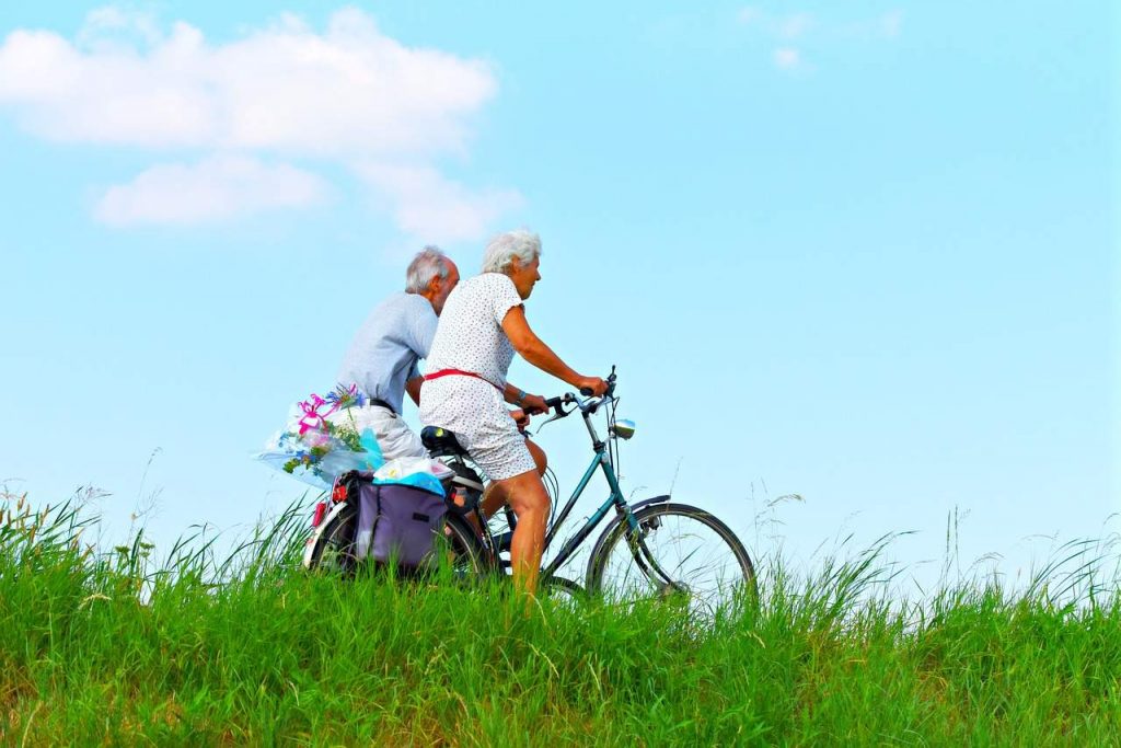 Camping und Kneipp: Zwei ältere Fahrradfahrer auf dem Deich