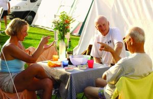 Campingplatz St. Peter-Ording: Aussenfoto Dauercamper beim Feiern