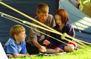 Camping Silbermöwe St. Peter-Ording, Kinder vor dem Zelt beim Spielen