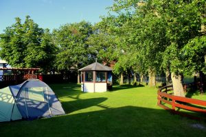 Campingplatz Ausstattung: Blick auf die Zeltwiese mit Pavillion