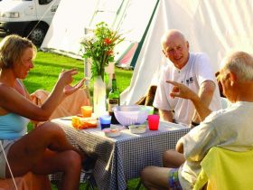 Campingplatz St. Peter-Ording: Aussenfoto Dauercamper beim Feiern